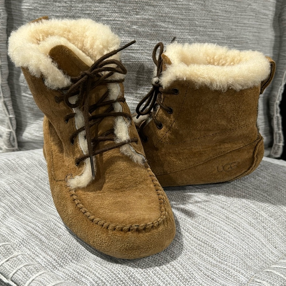 UGG Women Chickaree Chestnut Lace Up Water Resistant Fully Lined Boot Size 8